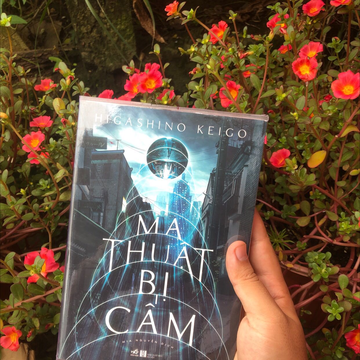 Sách được đóng gói cẩn thận, không bị cong góc hay móp méo. Giấy thì đẹp, bóng và thơm. Chữ in cũng to rõ, không bị lem hoặc nhoè. Được dịp săn sale nên giá rất là rẻ luôn. Luôn hài lòng về chất lượng của Tiki 😚