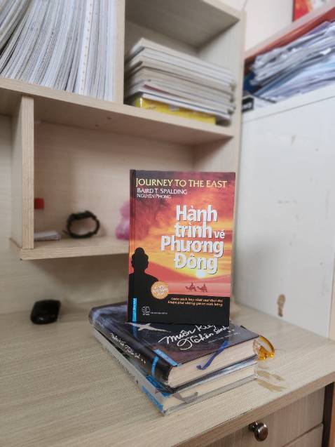 - Sản phẩm được nhà bán hàng Tiki Trading đóng gói chắc chắn; Cuốn sách được bao bởi hai lớp "áo khoác" bằng hộp và lớp chống sốc đảm bảo chất lượng.
- Cuốn sách được in rõ chữ, cỡ chữ vừa đủ đọc, mực in tốt. 
- Mùi sách thơm và dễ chịu, thoảng hương sách mới.
- Chất liệu bìa cứng sờ rất đã tay, màu sắc bắt mắt.
- Nội dung sách lôi cuốn, kể lại cuộc hành trình của những nhà khoa học từ phương Tây đã gạt bỏ mọi thành kiến để đặt chân đến trời Đông.
- Dạ, con xin cảm ơn nhà bán hàng Tiki Trading rất nhiều ạ!