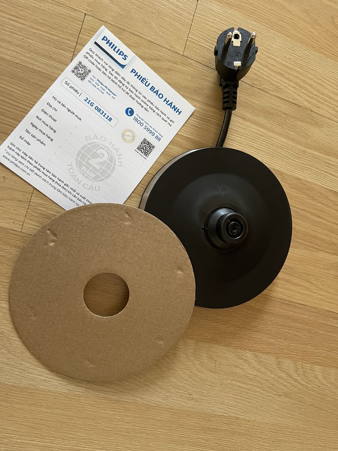 Hàng đẹp, giao nhanh và lịch sự! Tuy nhiên, phần để cắm điện bị nứt và bị công vênh khi KH mở để dùng vì hành này quá đơn giản! Đề nghị Philips và cửa hàng của Tiki kiểm tra kỹ trước khi xuất xưởng và đặc biệt không giao hàng không đạt để khách hàng không bị sốc với uy tín của Philips và Tiki!