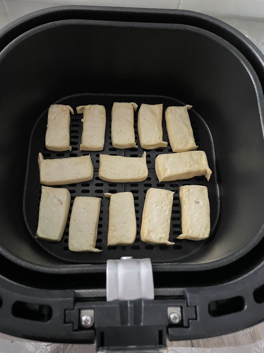 Thời gian giao hàng nhanh chóng chưa đầy 24h sau đặt hàng thành công. Sau trải nghiệm với món đậu hủ chiên với khuyến cáo 180 độ lửa, 11 phút, tôi chọn chia 2 lượt thời gian: 5 và 6 ph, không lật/trở đậu. Kết quả nhận được là da đậu giòn vừa, vàng, phồng ở tất cả các mặt đậu, thịt đậu mềm, mọng. Vì thích giòn hơn nên thêm 1 lượt lửa 180 độ trong 4 phút. Thành quả rất thích ý.