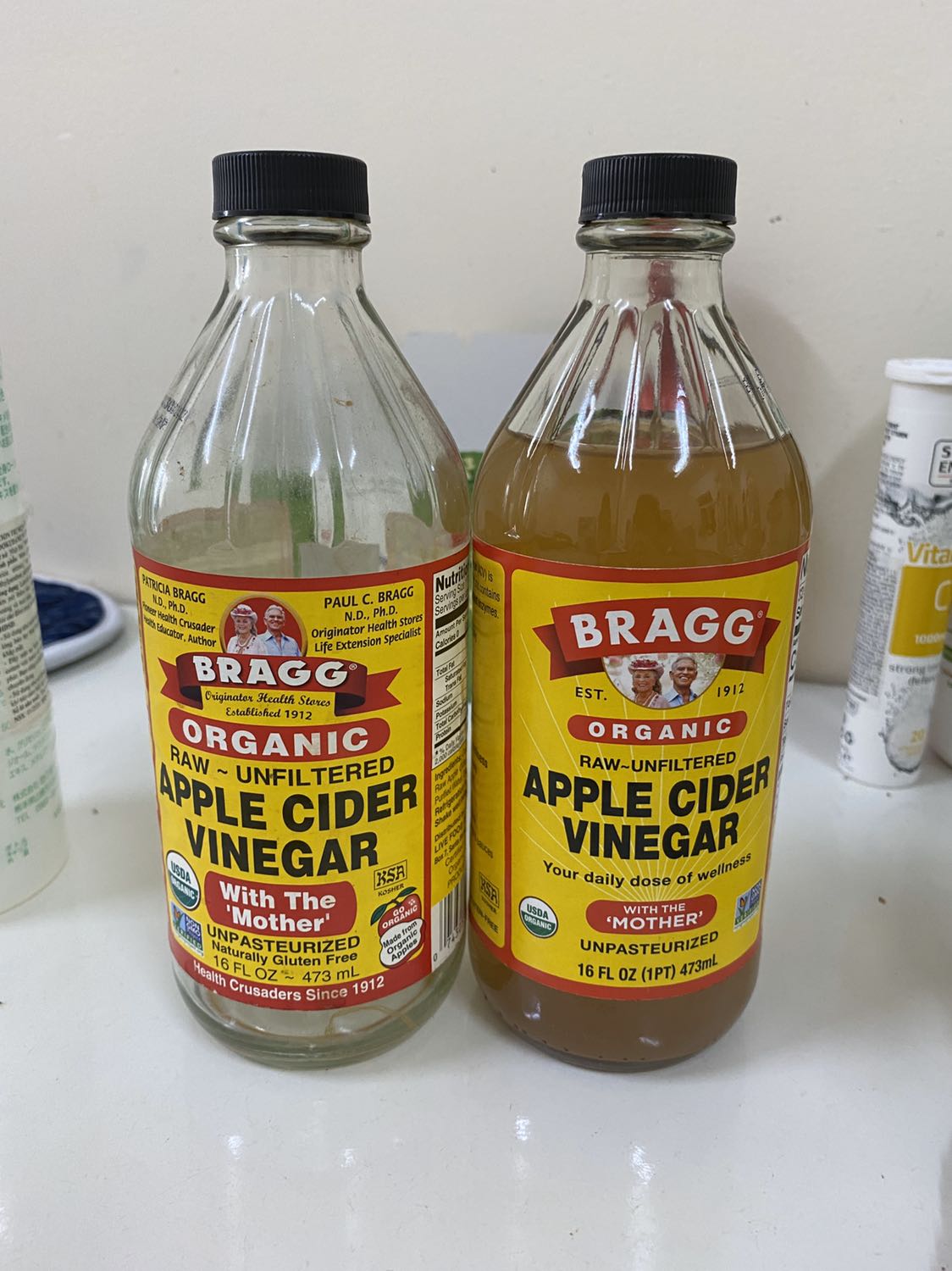 Mẫu mã khác có thể là khác lô sản xuất nhưng điều khiến mình phân vân nhất là giấm trong và ko có con giấm như chai cũ của mình. Trước mua shop khác thấy shop này organic với lượt mua nhiều nên mua thử. Giờ chả biết làm sao