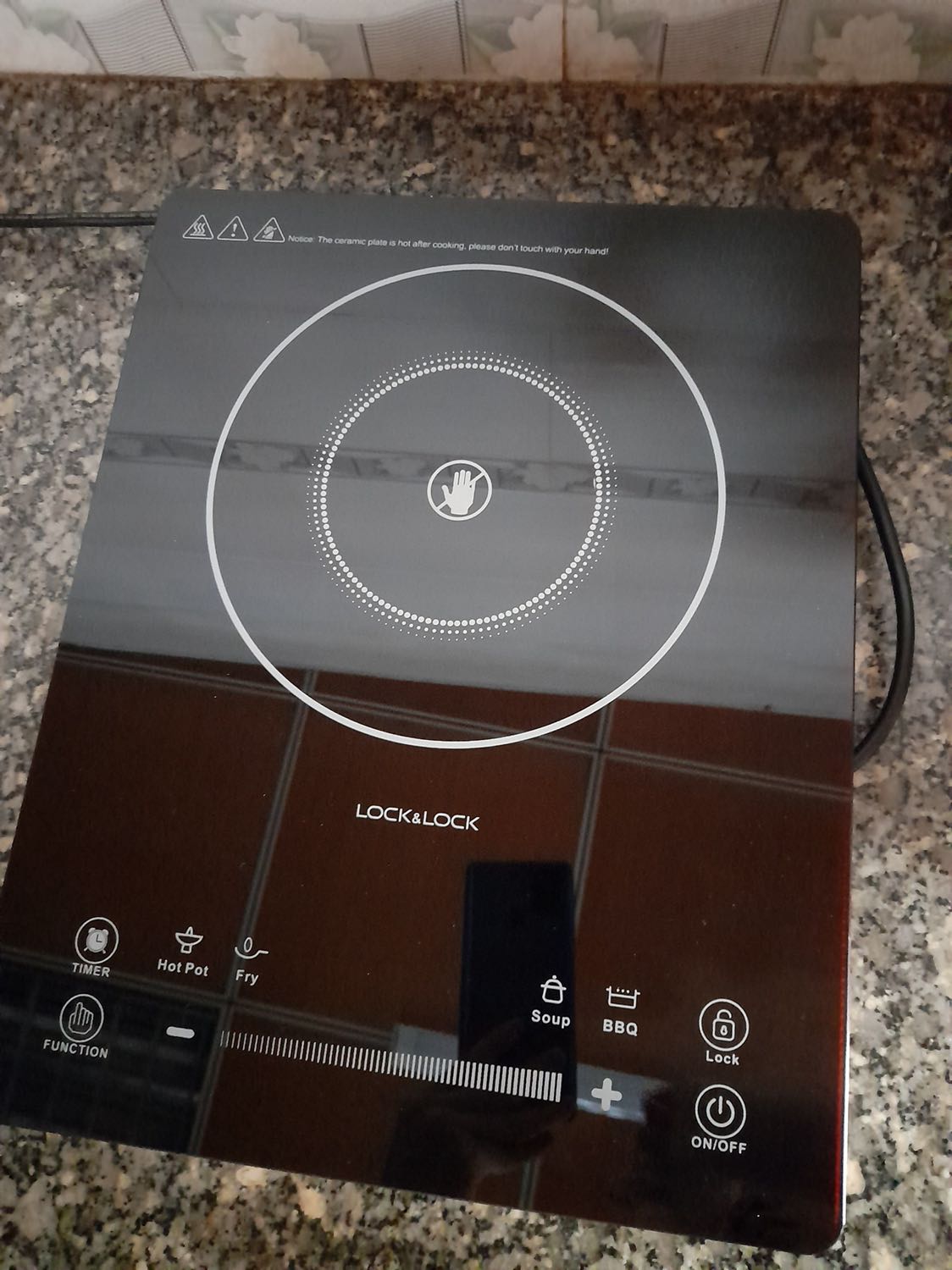 Tiki giao hàng nhanh, đóng gói cẩn thận. Bếp giao nguyên vẹn, không hư hỏng j. Bếp nóng nhanh, màn hình hiển thị rõ, không bị lỗi. Quạt quay hơi lâu xíu. Mua bếp đc tặng kèm bình giữ nhiệt nữa. Sản phẩm tốt nên mua nhé! Tiki giao hàng nhanh, đóng gói cẩn thận. Bếp giao nguyên vẹn, không hư hỏng j. Bếp nóng nhanh, màn hình hiển thị rõ, không bị lỗi. Quạt quay hơi lâu xíu. Mua bếp đc tặng kèm bình giữ nhiệt nữa. Sản phẩm tốt nên mua nhé!