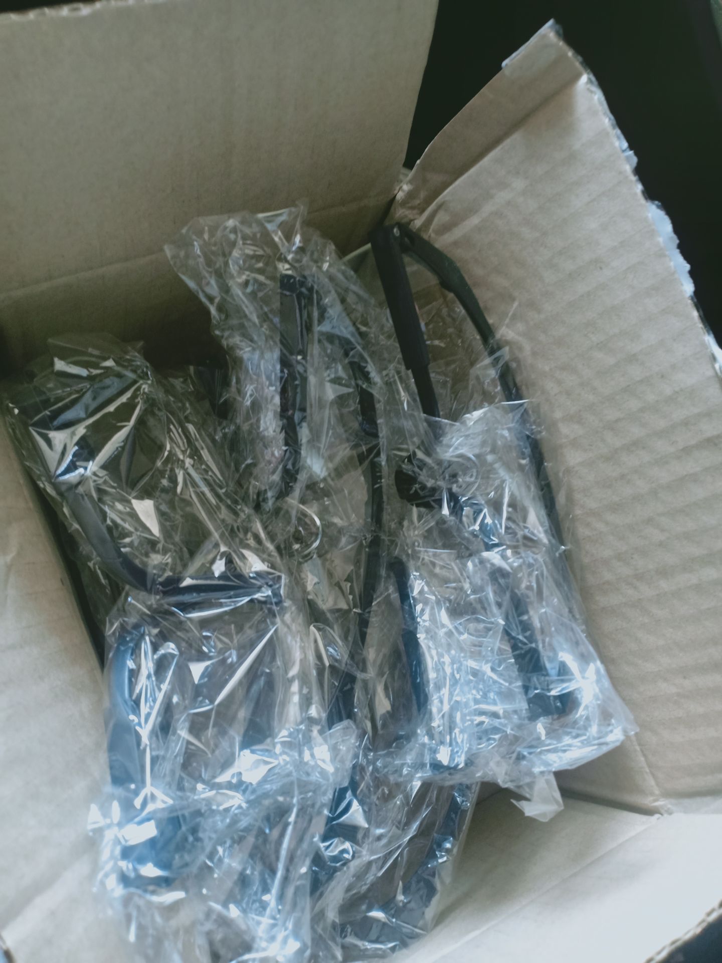 ko hài lòng ko biết đơn vị cung cấp hàng muốn *** gạt hay cho là khách hàng ***, giá combo 2 kính giá 16k khách đặc 10 giá 160k thì phải giao 20 chiếc kính chứ sao giao có 10 chiếc, làm ăn kì vậy ,Tiki bỏ đơn vị cấp hàng này ra đi, mất khách hết