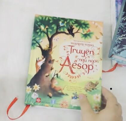 Sách cực đẹp luôn, bìa cứng, giấy đẹp, màu nhã nhặn. Khổ hơi nhỏ so với mình hình dung nhưng cũng xinh xắn lắm. Nội dung thì chắc mọi người biết hết rồi.