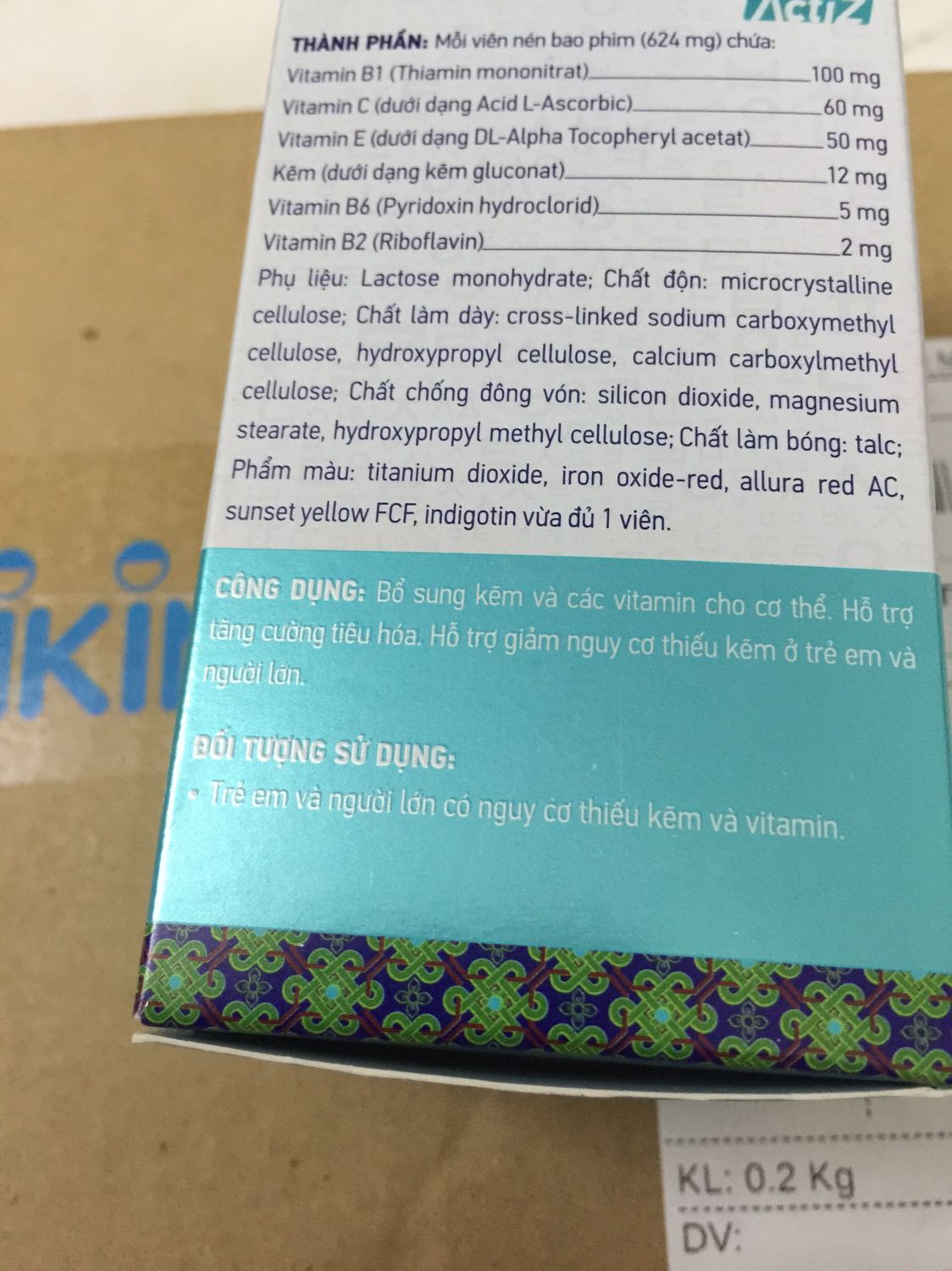Tiki giao hàng đúng hẹn, đóng gói đẹp. Sản phẩm như hình. Mà vỏ hộp sp có chữ hàn in chìm thấy lạ.  Tóc mình rụng nhiều, hỏi người bạn là dược sĩ nói mình chắc thiếu kẽm, thử bổ sung kẽm xem sao. Tìm trên mạng thấy sản phẩm này vừa có kẽm vừa có nhiều vitamin B, C, E nữa , nên mình chọn dùng thử, cũng để tăng sức đề kháng mùa dịch này