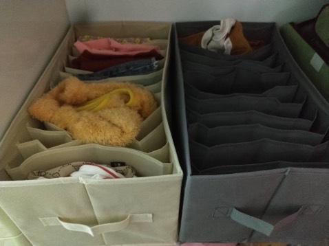 Hôp chia ngăn giúp quần áo phòng mình rất ngăn nắp. Thẻ chính hãng xịn xò, chất liệu vải khôg dệt nên mình thấy gọn nhẹ, mùi hơi lạ nhưng người bÁn bảo hàng an toàn với môi trường, khung cứng cáp chắc chắn. QuÁ thích ở chỗ có thể gấp gọn lại cũng rất tốt, phù hợp với phòng có nhiều đồ đạc! Cần phải phân loại.