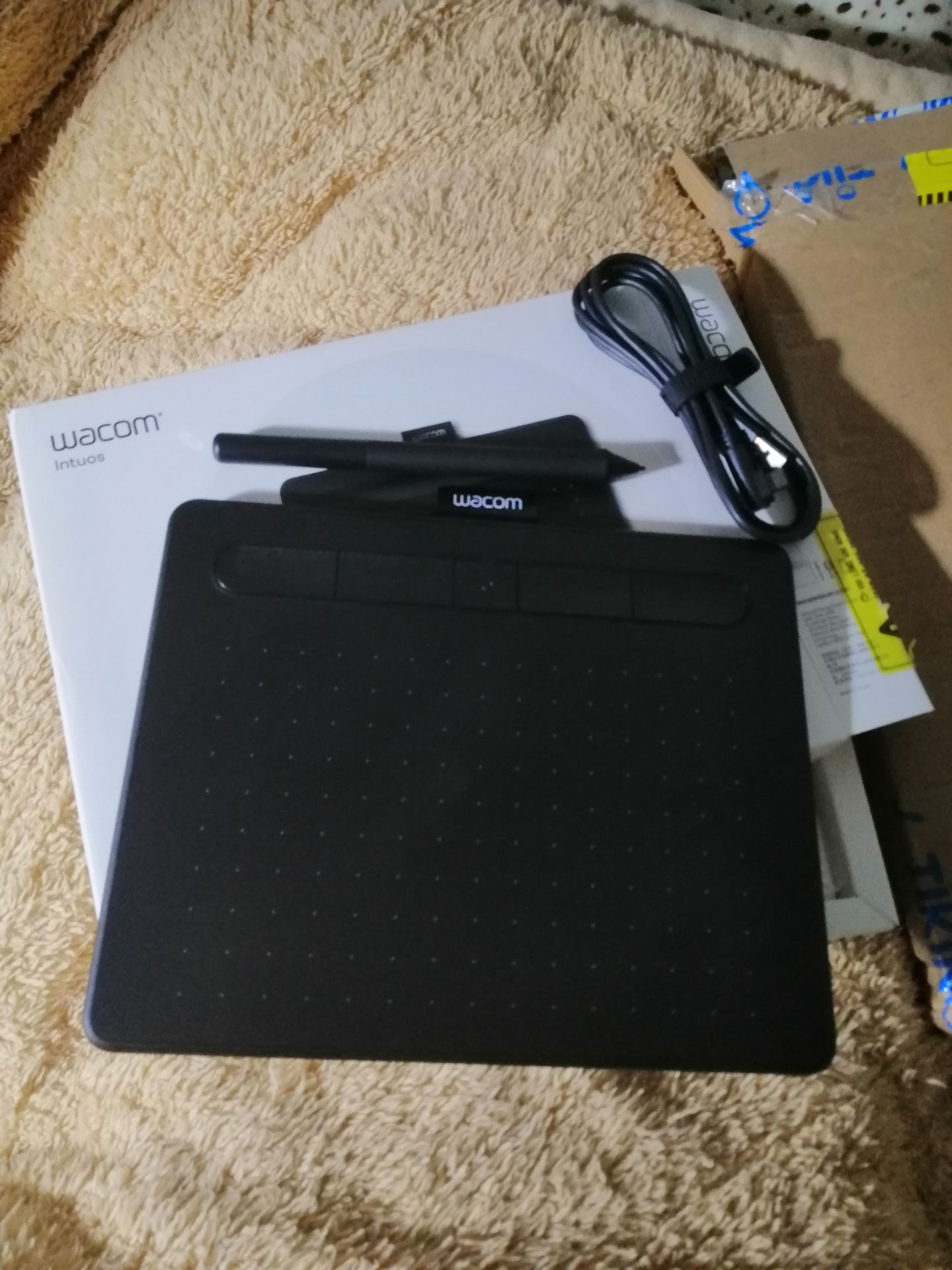 Ship nhanh, mất có 2 ngày. Điểm trừ là đóng gói không có 1 miếng chống sốc nào nên hộp wacom bên trong bị móp 1 miếng gần tem dán. :)
Về wacom thì nguyên đai nguyên kiện, tự rạch seal bóc vỏ, cài đặt và kích hoạt, down phần mềm miễn phí đi kèm. Được mấy cái mà mình mới cài Clip studio paint thì thấy miễn phí 2 năm.