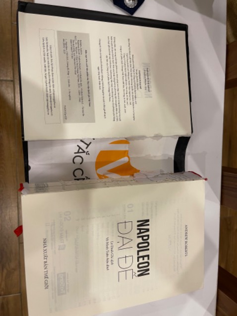 Tôi là khách hàng trung thành của Tiki, nhưng lần này sách giao không thể chấp nhận được. Tình trạng sách như hình ảnh kèm theo.
Đề nghị Tiki sách giao cho khách hàng và cách kiểm duyệt