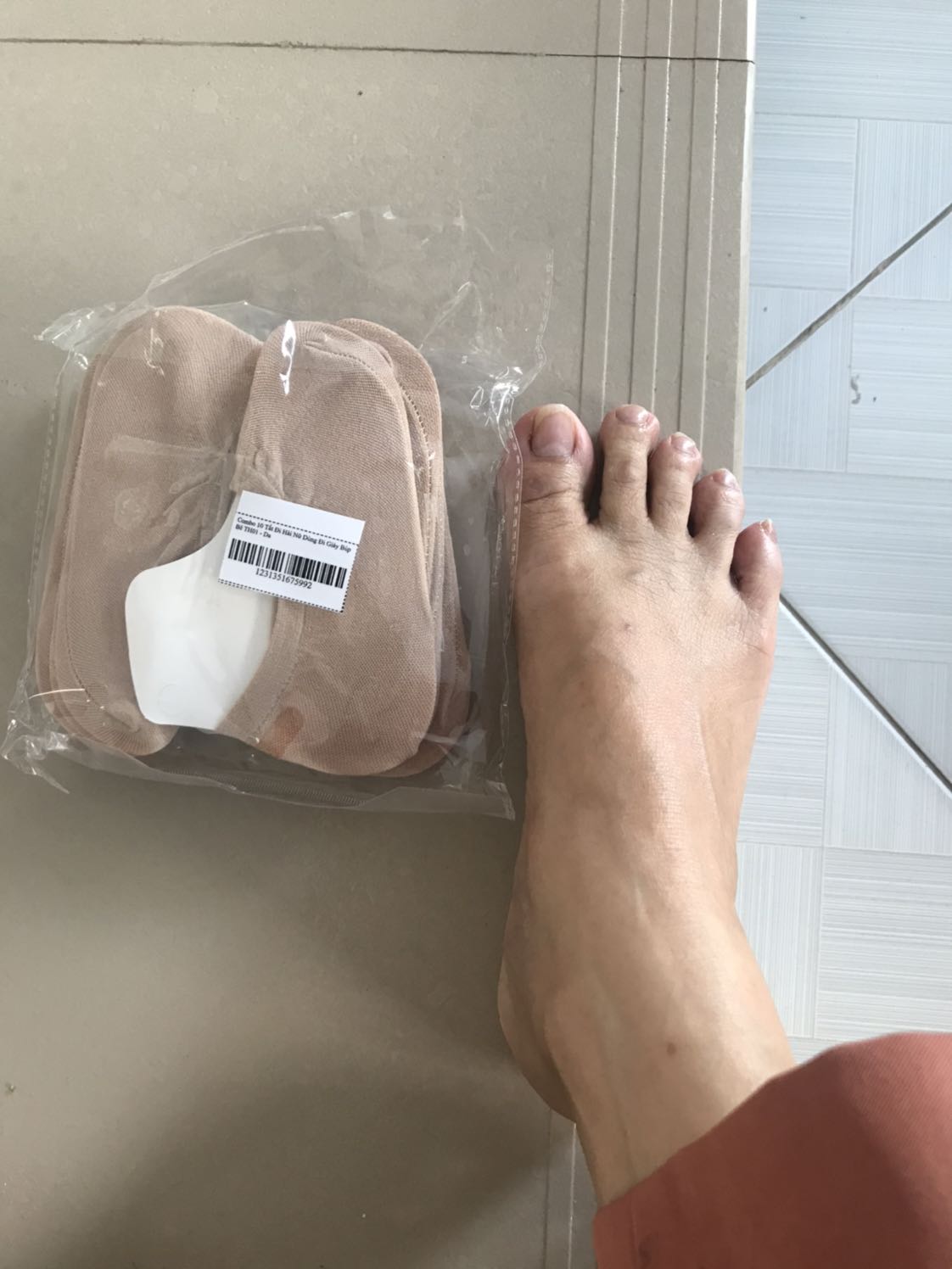 Vớ nhỏ như vớ em bé nên không mang được! Shop không quan tâm đến khách hàng mua.