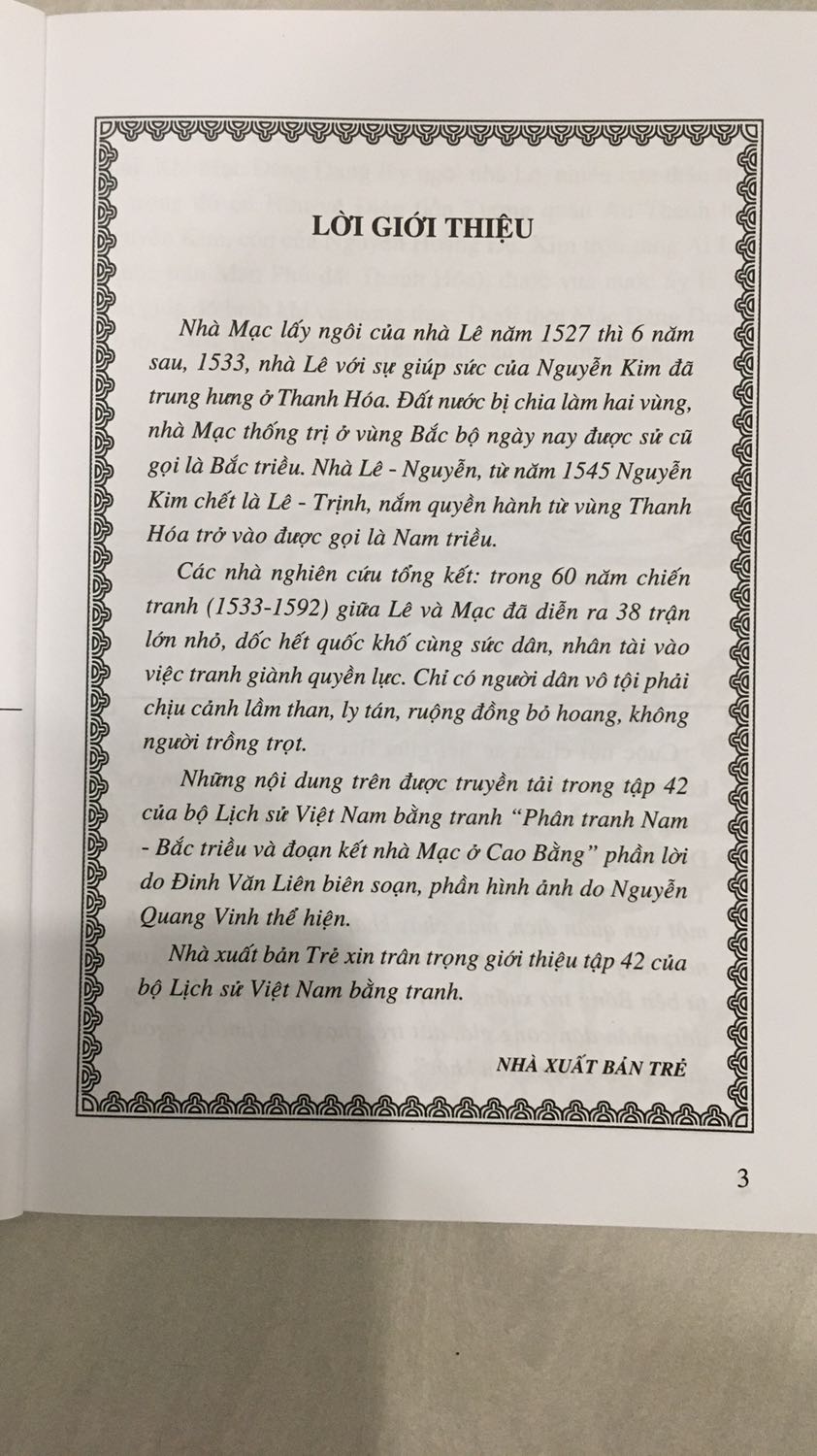 Tiki giao hàng nhanh. Sản phẩm có giá tốt. Sách có nội dung bổ ích. “Nhà Mạc lên ngôi năm 1527 thì chỉ sáu năm sau, nhà Lê với sự giúp sức của Nguyễn Kim đã trung hưng ở Thanh Hoá. Đất nước ta chia làm hai vùng, nội chiến Nam - Bắc triều ác liệt hơn nửa thế kỷ với hơn 38 lần giao tranh làm cho đời sống nhân dân vô cùng cực khổ.”