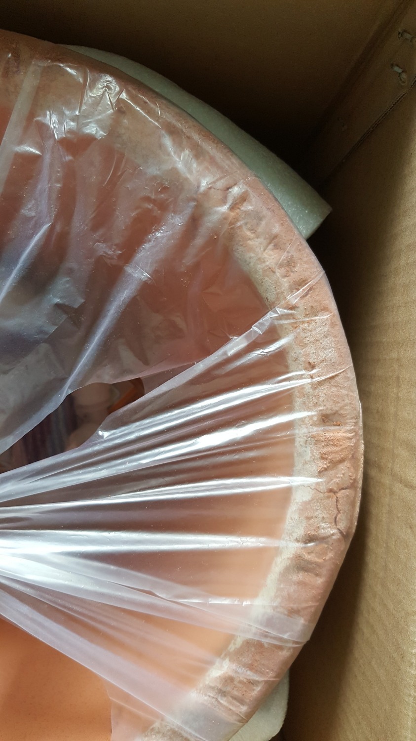 Mình là khách hàng thân thiết của Tiki. Luôn tín nhiệm đặt mua các sp giá trị hoặc hàng dễ vỡ trên Tiki do Tiki luôn đóng gói và vận chuyển hàng tốt hơn. Đây là lần đầu tiên mình thất vọng với sp do Tiki giao tới. Mình đặt đơn hàng #658189621 là 1 bình lọc gốm ngày 12/8/2019 và nhận được hàng tại địa chỉ ngày 13/8/2019. Mình đi công tác nên cuối tuần 18/8/2019 về mở sản phẩm ra thì ôi thôi lõi lọc gốm nứt vỡ làm rất nhiều mảnh dù còn nguyên hình dáng (Nếu đã tháo ra khỏi túi bọc lõi thì không thể nào xếp lại được. Mình không bao giờ đẩy trách nhiệm hư hỏng sp do sử dụng cho nhà bán hàng). Gọi tổng đài 19006035 thì được trả lời sp chỉ được đổi trong 48h. Chính sách đổi trả này bất lợi cho khách hàng hơn chính sách đổi trả của các trang TMĐT khác (7 ngày đổi trả trở lên). Lõi lọc gốm thì Tiki lại không bán. Nếu đặt trên *** thì tốn thêm 428k. Thiệt hại cho khách hàng và mình thấy cách giải quyết của Tiki chưa thỏa đáng. Theo mình trong thùng nên có thêm 1 lớp xốp để lõi lọc gốm không bị bể vỡ. Chỉ có bao xốp bongs hơi ngoài thùng là chưa đảm bảo (Việc này Tiki có thể làm hoặc phản hồi với nhà sản xuất. Người Nhật bảo quản rất tốt các sp gốm vì khi nung thành gốm đất đã chết). Với người mua, nên kiểm tra sp ngay sau khi nhận hàng để có thể đổi trả nếu hư, bể. Mình xem nhận xét thì thấy có các bạn khác gặp tình trạng tương tự. Mình ở ngay Tp.HCM và sp do Tiki giao còn vậy thì các bạn ở tỉnh nhận hàng sẽ rất dễ bị bể vỡ. Kiến nghị nhà sản xuất bổ sung xốp lót phía trong thùng.