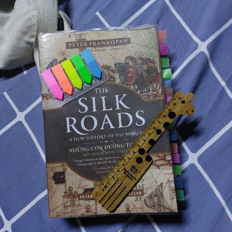 Lưu ý đây là một cuốn sách lịch sử có tính mở rộng vấn đề. Ban đầu mình chỉ định tìm hiểu con đường tơ lụa với ý nghĩa là con đường buôn bán hàng hóa phồn thịnh thời cổ và trung đại thôi. Nhưng qua quan sát của tác giả, đó còn là con đường lan truyền của tôn giáo, chiến tranh, dịch bệnh, chính trị, dầu mỏ...
Cuốn sách cung cấp 1 cái nhìn xuyên suốt lịch sử thế giới dọc theo những con đường tơ lụa, đem lại một khối lượng kiến thức khổng lồ mà cần phải nghiền ngẫm, tìm hiểu thêm, đọc đi đọc lại 1 số phần.
Nếu bạn yêu thích và có nền tảng sơ sơ về lịch sử 
thì đây là một cuốn sách thú vị. Nếu bạn chỉ có ý định đọc cho biết, k định tìm hiểu sâu, thì mình cảnh báo cuốn này khá dày (hơn 800tr) và dùng rất nhiều câu dài (kiểu câu sử dụng mệnh đề trong tiếng anh ý).