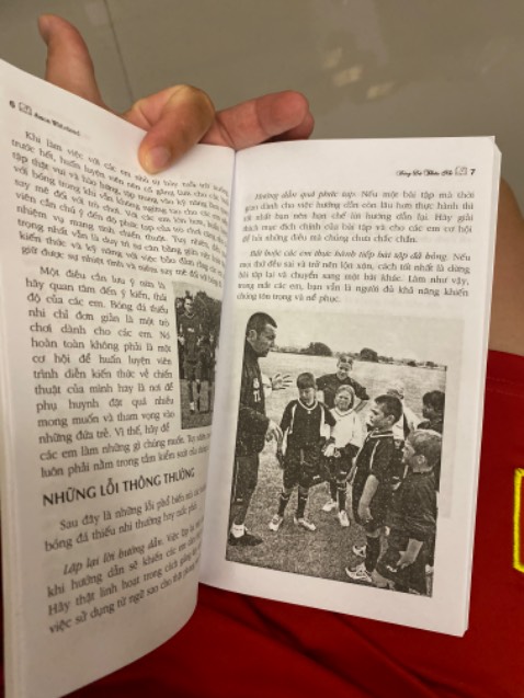 Hình ảnh minh hoạ in bên trong là đen trắng! Rất khó nhìn!