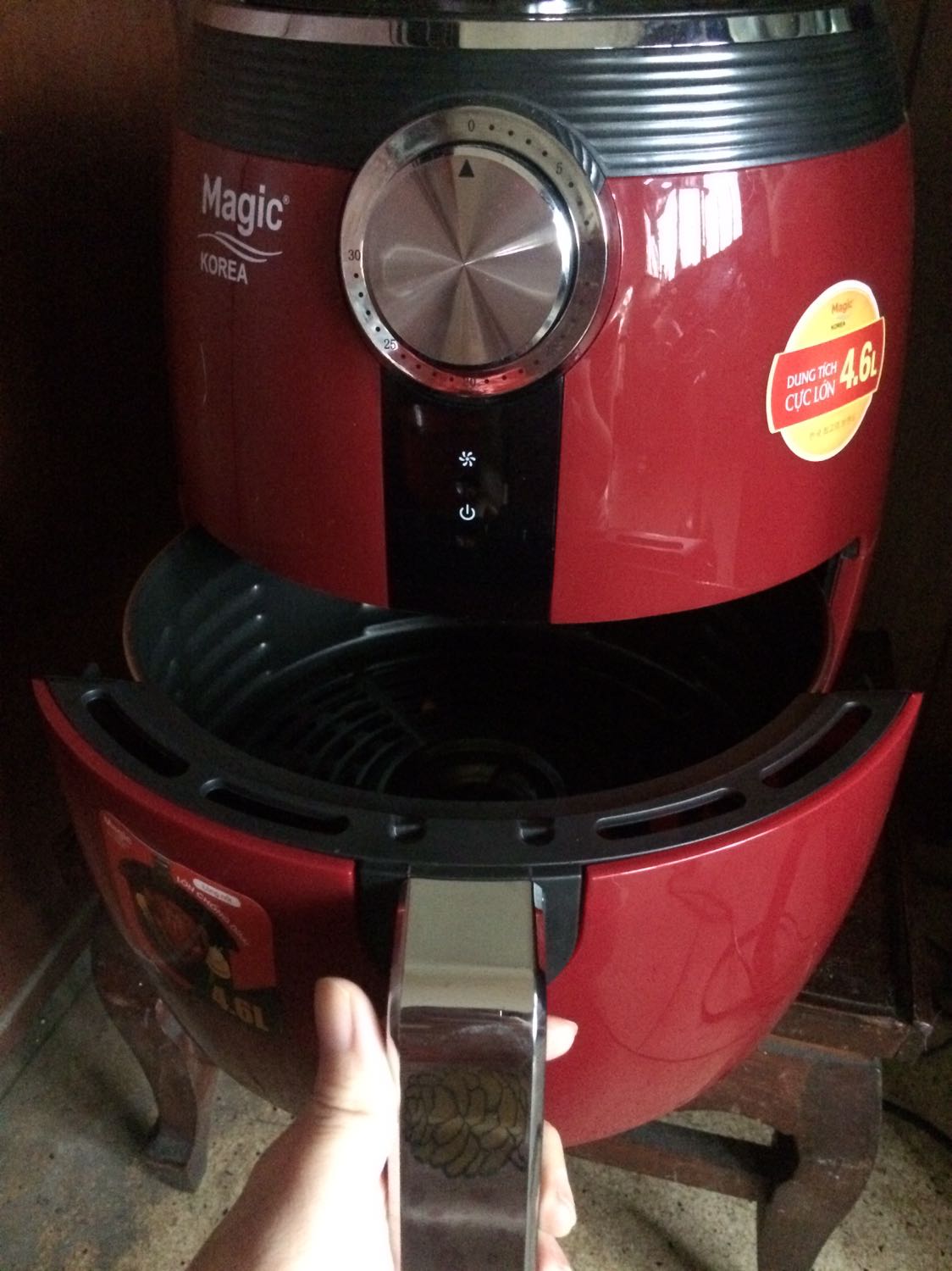 Về mẫu mã: Nồi to, màu đỏ, sang trọng. 

Chất lượng sản phẩm: Nồi rất tiện dụng, nấu ít tốn dầu, dễ tháo rửa để vệ sinh. Có thể làm được nhiều món, ngoài chiên cá, nướng bánh còn có thể rang đậu phộng, làm khoai tây chiên mấy món ăn vặt. Nồi sử dụng cũng dễ dàng. Giá cả cũng mềm so với những bạn muốn mua sử dụng mà tiết kiệm. 

Đánh giá sản phẩm :
Chất lượng sản phẩm : 10/10 
Chất lượng dịch vụ : 10/10

Lý do muốn sở hữu món hàng:

Tiền gas tăng, xài sang điện cho tiết kiệm :))). Nồi cũng có công dụng đa năng đỡ phải mua thêm lò nướng. Vừa dễ xài vừa tiết kiệm tiền. 

#tikivn#tikireviewt10