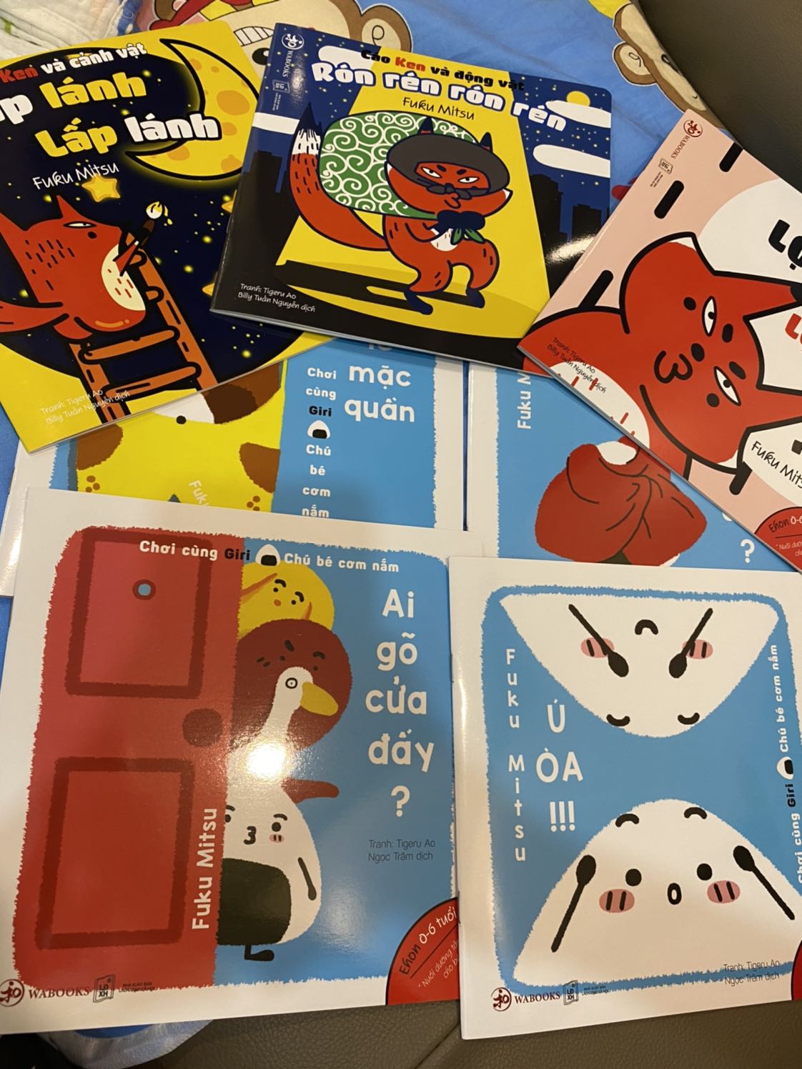 Bé nhà m rất thích bộ sách này dù mới 3m. Truyện màu sắc sặc sỡ thu hút các bé