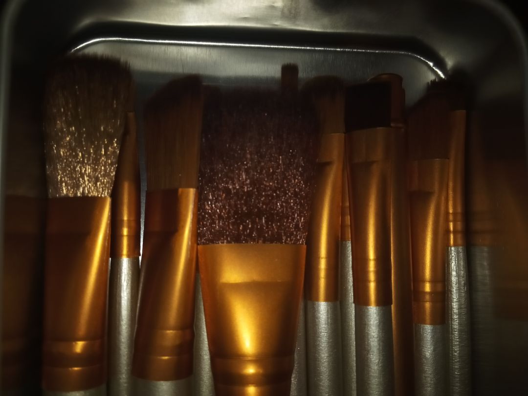 Cọ xinh xinh, vừa tay, lông mềm đánh rất thoải mái. Phù hợp cho những bạn như sinh viên hay những bạn đi làm trang điểm đơn giản, khuyên nên mua nha shipper thân thiện nữa ❤