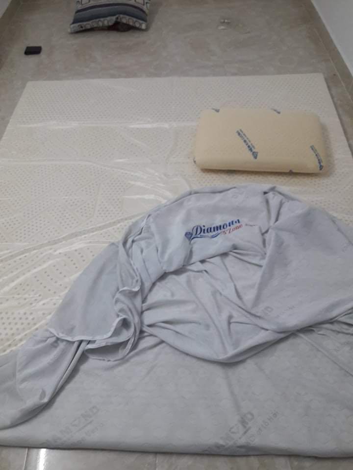 Nệm đúng yêu cầu, giao hàng sớm 1 ngày, nằm rất ok. có hơi mùi cao su mới không biết bao lâu thì hết mùi