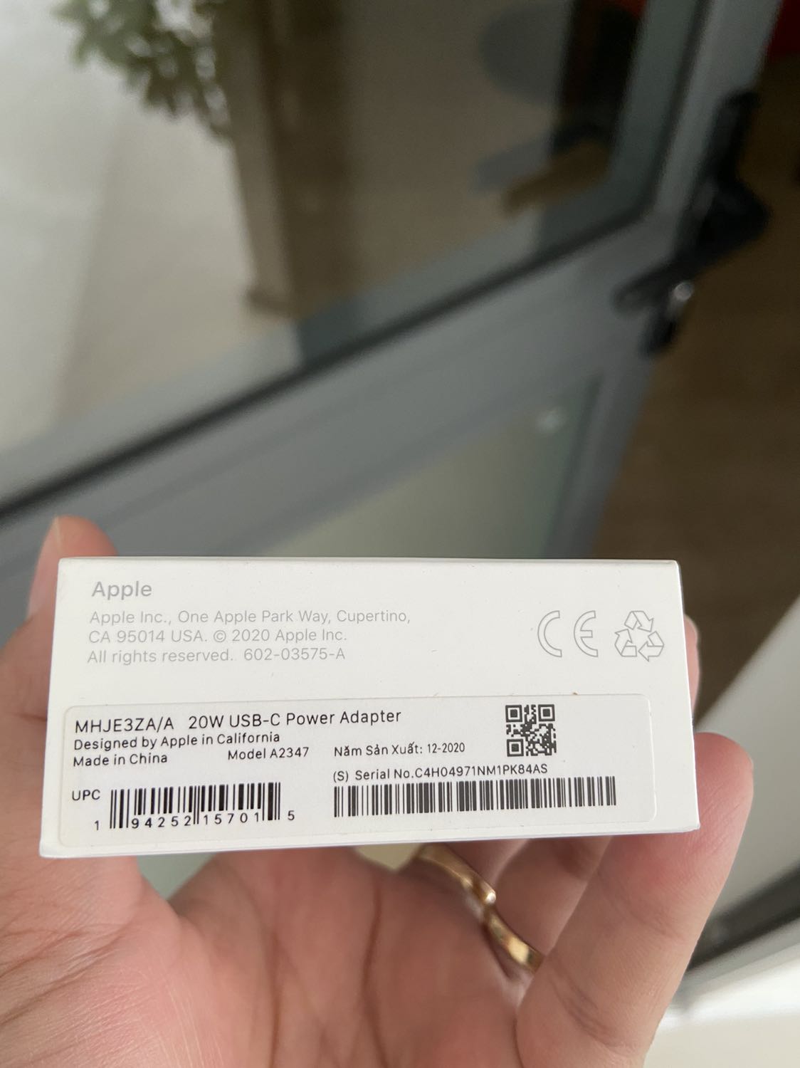 Mình cũng lăn tăn trước khi order lắm nhưng mn reveiw khá ok và giá lại tốt hơn so với mua tgdđ hay cellphones. Thiết nghĩ nếu hàng nhái thì mình cũng không biết đâu ?
Về hình thức thì khá nét, hộp đóng gói kỹ. 
Về giao hàng thì tikinow nhanh lắm. Chưa đầy 2 tiếng từ lúc đặt là đã giao rồi. 
Về sản phẩm mình hay dùng icheck quét mã vạch thì nó hiện ra tem chính hãng của FPT, nhưng sp chưa được kiểm chứng từ nhà sx, mà làm sao apple kiểm chứng được? Nên kệ vậy. Cũng yên tâm xíu so với việc quét mã không ra thì còn sợ hơn. Về chất lượng thì mình chưa biết. Sd 1 thời gian mới biết mn ạ.