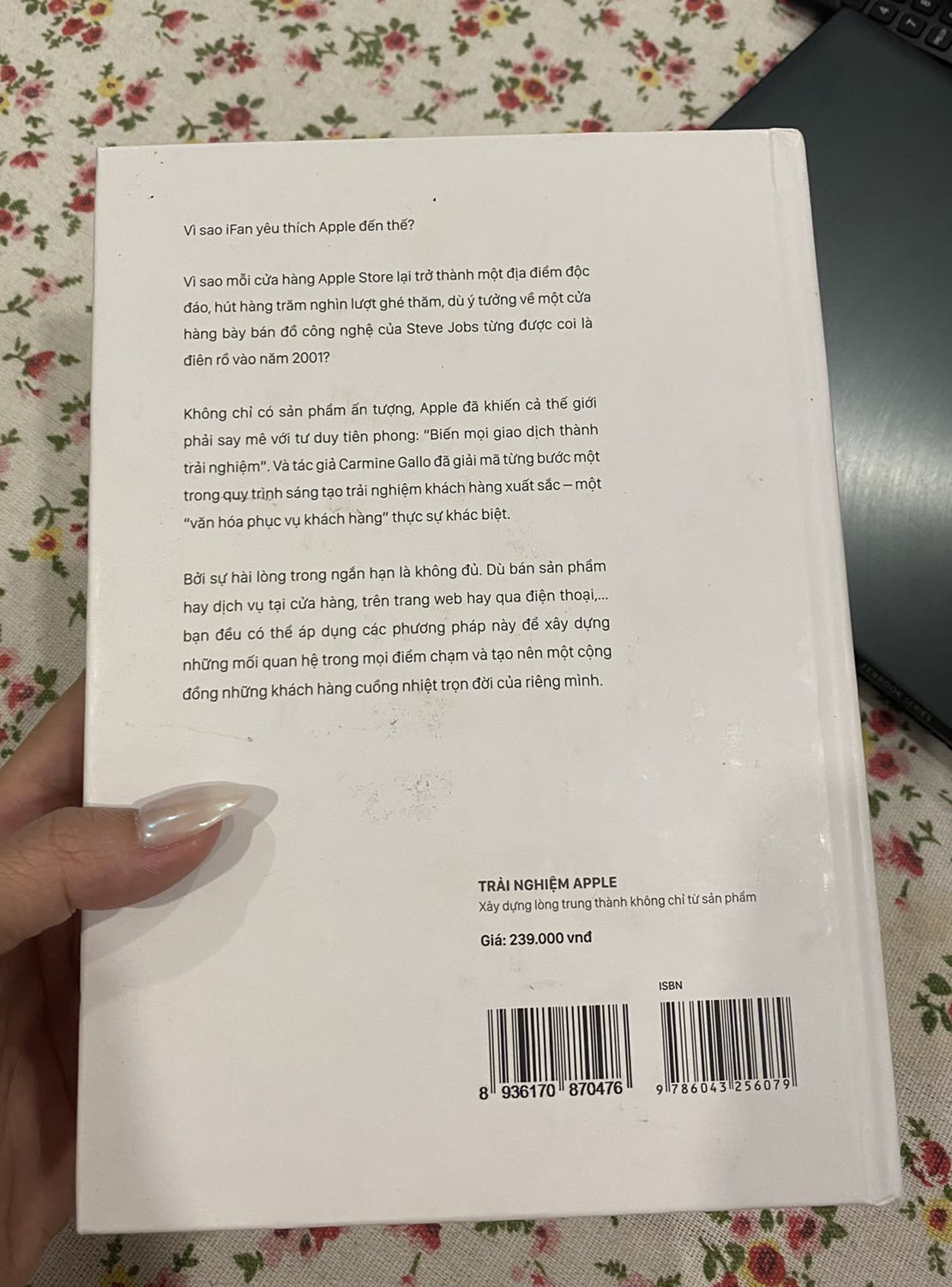 Lần đầu tiên mình nhận sách từ Tiki mà khá thất vọng vì bìa sách rất dơ, cảm giác sách trước đó không được trân trọng. :(
