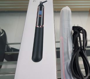 Máy làm nóng nhanh, nhiệt tốt. có 4 mức nóng dễ lựa chọn. Dùng cho salon hay ở nhà đều rất tốt vì thiết kế hay chất liệu đều rất tốt, hàng chất lượng. Nút bật máy và chỉnh nhiệt nằm bên trong nên bạn nào mua màu đen sẽ có thể khó tìm nếu ko quen dùng máy là ép như này. 
Dây khá dài nên uốn ép đều tiện lợi, công nghệ ptc và chất liệu bàn là máy bằng gốm Tourmaline sẽ giúp là ko bị rít và chống hư tổn tóc tuyệt đối nha các chị em. vì mình làm tóc nên mình cần 1 chiếc máy như này, dùng được lâu dài và an toàn cho khách.
máy đẹp trông sang chảnh nên mình rất thích, giá mình mua cũng rất tốt, hàng chuẩn chất lượng mà sales rất rẻ , mình làm salon, nếu nhập máy này về cũng hơn ba trăm 1 chiếc rồi. rất hài lòng nha. Thankssss