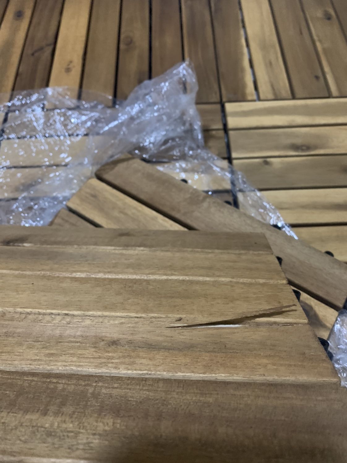 Hàng bị lỗi,2 vỉ gỗ bị tróc ra như hình nhìn gỗ bị cũ vì mình đã mua 2 vỉ trước ok hơn
Đề nghị shop đổi lại 2 miếng bị lỗi