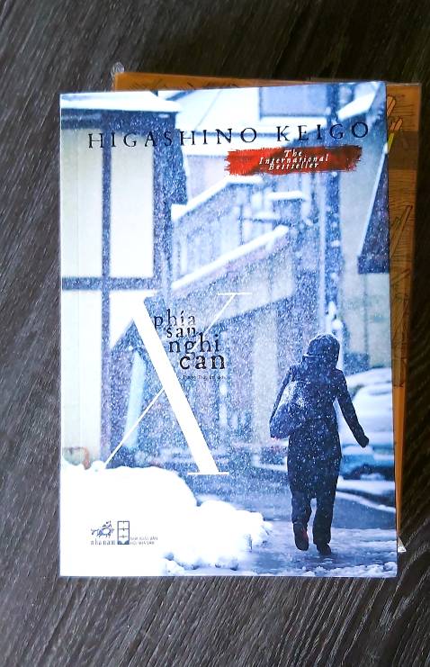 "VIỆC NGHĨ RA MỘT BÀI TOÁN VÔ CÙNG KHÓ VÀ VIỆC GIẢI BÀI TOÁN ĐÓ, VIỆC NÀO KHÓ HƠN?" Khi nhấn chuông cửa nhà nghi can chính của một vụ án mới, điều tra viên Kusanagi không biết rằng anh sắp phải đương đầu với một thiên tài ẩn dật. Kusanagi càng không thể ngờ, chỉ một câu nói vô thưởng vô phạt của anh đã kéo người bạn thân, Manabu Yukawa, một phó giáo sư vật lý tài năng, vào vụ án. Và điều làm sững sờ nhất, đó là vụ án kia chẳng qua cũng chỉ như một bài toán cấp ba đơn giản, tuy nhiên ẩn số X khi được phơi bày ra lại không đem đến hạnh phúc cho bất cứ ai... Với một giọng văn tỉnh táo và dung dị, Higashino Keigo đã đem đến cho độc giả hơn cả một cuốn tiểu thuyết trinh thám. Mô tả tội ác không phải điều hấp dẫn nhất ở đây, mà còn là những giằng xé nội tâm thầm kín, những nhân vật bình dị, và sự quan tâm sâu xa tới con người. Tác phẩm đã đem lại cho Higashino Keigo Giải Naoki lần thứ 134, một giải thưởng văn học lâu đời sánh ngang giải Akutagawa tại Nhật Bản.