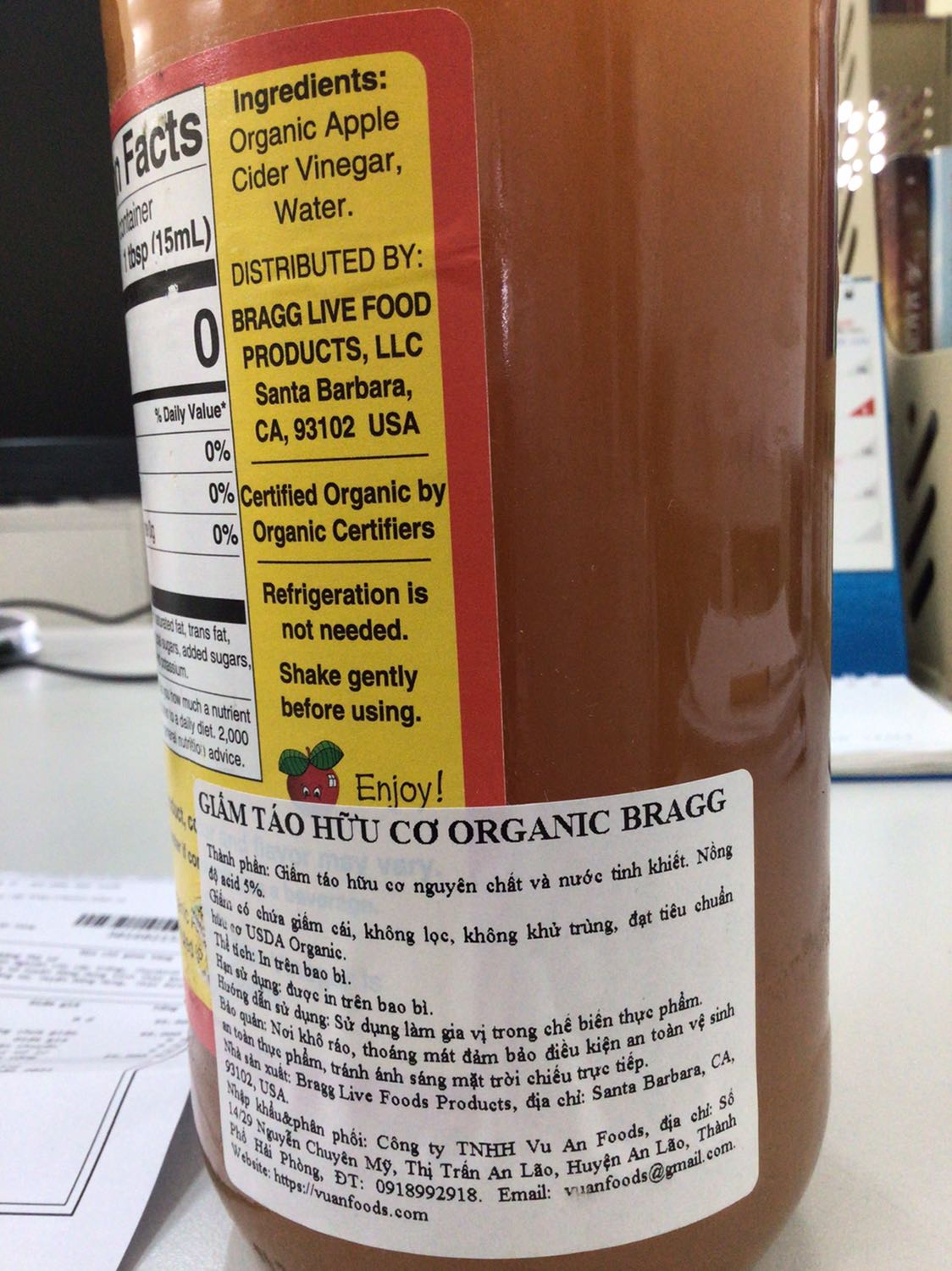 Rất hài lòng với sản phẩm này. Người bán đóng gói rất cẩn thận (2 lớp hộp giấy bìa dày, 1 lớp giấy báo, 1 lớp xốp. Chai giấm làm bằng chai thuỷ tinh. Nhìn màu chai giấm biết là đã lên men khá lâu, mở chai mùi giấm có mùi thơm nhẹ, nồng độ axit cao. Mình sử dụng giấm táo đã lâu. Nhưng mình hay mua của VietHealthy (công ty của cô Trần Bích Hà - tác giả bộ sách Sức khoẻ trong tay bạn) với giá 89k/túi 1 lít. Sau đó mình tự làm giấm táo để sử dụng. Mình biết giấm táo của Bragg đã lâu nhưng giá cao nên ko mua. Hôm 27/1/2021, chai giấm bragg 946 ml này sale còn 88k, miễn phí vận chuyển nên mình đặt mua luôn.