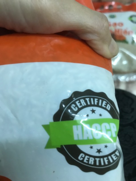 Tôi Thất vọng khi nhận hàng date cũ & toàn bộ 6 túi gạo đều Không kín hơi. Trong khi sp gạo của VH là hàng hút chân không kín hơi. Không ai mua gạo mà ăn hết liền trong vài ngày, gạo không kín hơi dễ bị kiến, mối mọt & không bảo quản được lâu. Tôi dùng gạo VH đã nhiều năm, mua tại ***, *** bán hàng lúc nào cũng uy tín date mới. Lần này Tôi thử đặt gạo qua tiki, khi làm về khui hàng ra coi, tôi rất không hài lòng khi toàn bộ 6 túi gạo đều không kín hơi, như là hàng bị lỗi bị các Cửa hàng gửi trả về, tôi sẽ không bao giờ đặt hàng gạo hay bất kỳ thực phẩm nào qua tiki nữa.