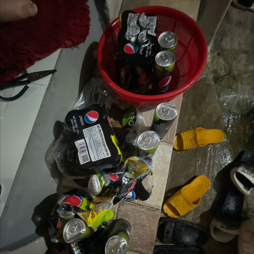 Vận chuyển 1 thùng nước ngọt của mình bị vỡ, chỉ còn nguyên vẹn 2/4 lốc 
2 lốc bị vỡ k sử dụng được. Tổng số *** còn lại được dùng chỉ 15/24 *** Vận chuyển 1 thùng nước ngọt của mình bị vỡ, chỉ còn nguyên vẹn 2/4 lốc 
2 lốc bị vỡ k sử dụng được. Tổng số *** còn lại được dùng chỉ 15/24 ***