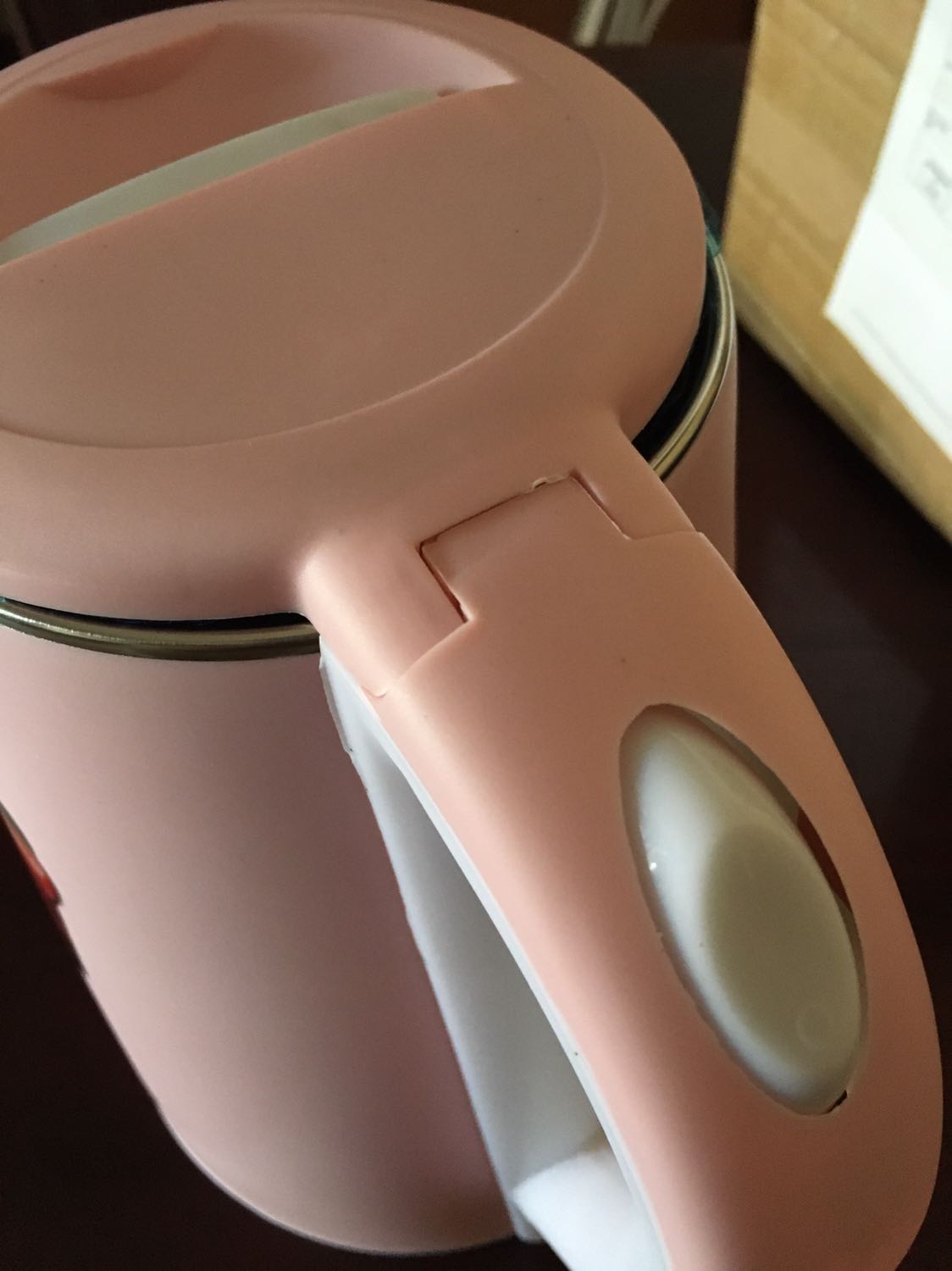 Tôi hoàn toàn thất vọng về sản phẩm
Người nhà tôi không biết nên nhận hàng 
Tôi mà có nhà tôi trả hàng ngay lập tức
Ấm nấu mỏng như *** bia nhựa thì ọp ẹp hở hang xấu xí.
Tôi muốn trả lại hàng dỏm này quá
Tôi mua hàng trên tiki rất nhiều nhưng lần này tôi rất thất vọng
Tại sao tiki lại cho bán loại hàng dỏm đến như vậy
Tôi yêu cầu trả hàng