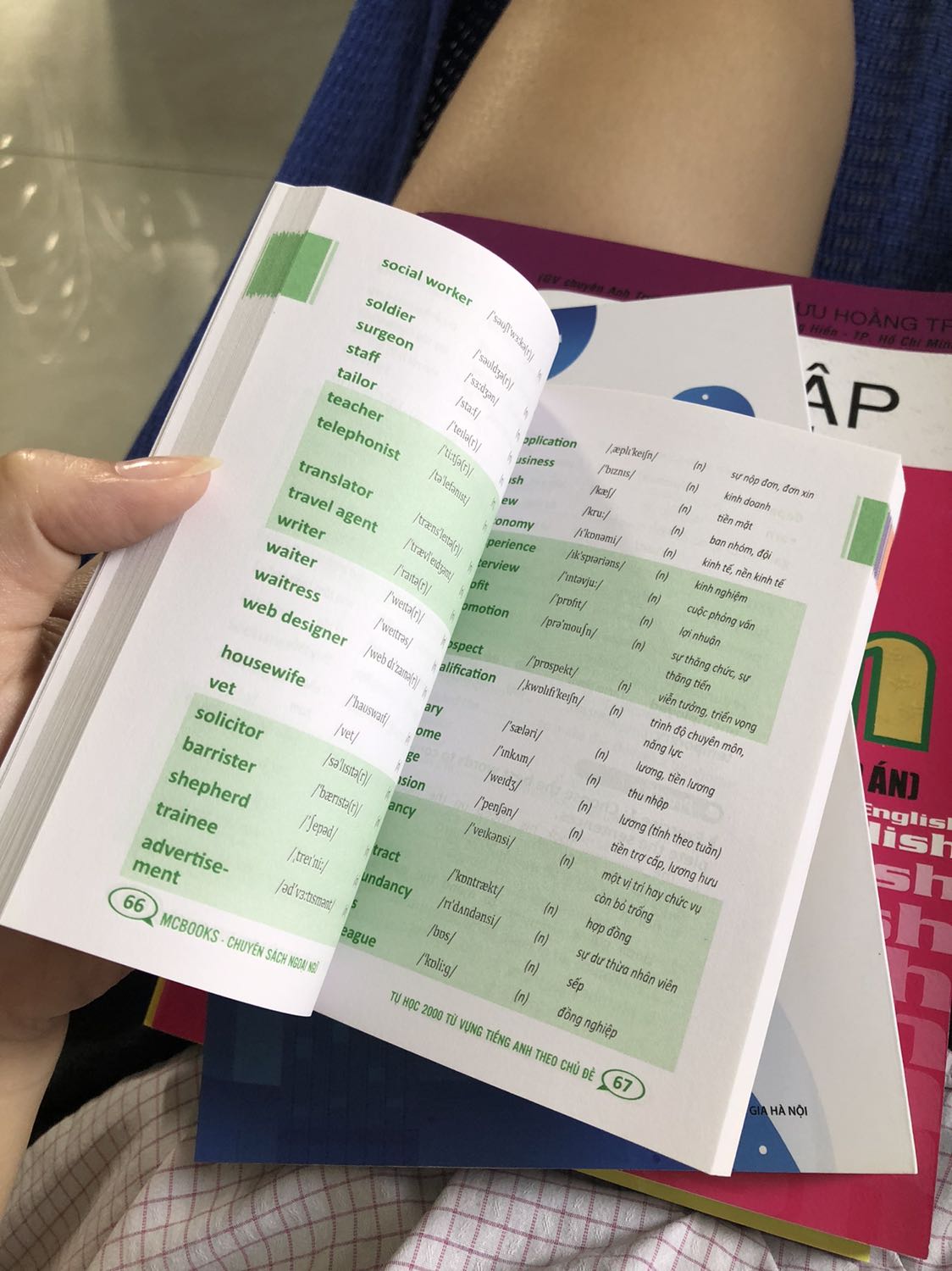 Sách in siêu đẹp luôn, be bé cầm nhẹ tay nhưng hơi nhỏ nên mình cầm chưa quen :))) tiện đem theo đi mọi nơi để học, mình mua tại bìa cute quá với săn được nửa giá, nhưng nội dung sách hay nha mọi người, tải app MCBooks xong quét mã QR trên sách còn được tặng audio luyện nghe và ebook á mọi người ơi