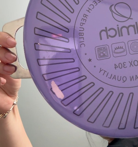 M mua nấu dc 2 lần.nồi bị dính sơn vào bếp.nhất lên trốc 1 mảng.có báo lên tiki nhưng chưa dc xử lý.m cũng đã vứt hộp khi mua về vì tin tưởng hãng nồi xịn xò sẽ ko có vấn đề gì nhưng k nghỉ xu cà na zạy.đây là lần cuối m mua đồ của tiki.nếu m mua sàn Cam thì đã dc giải quyết rồi.