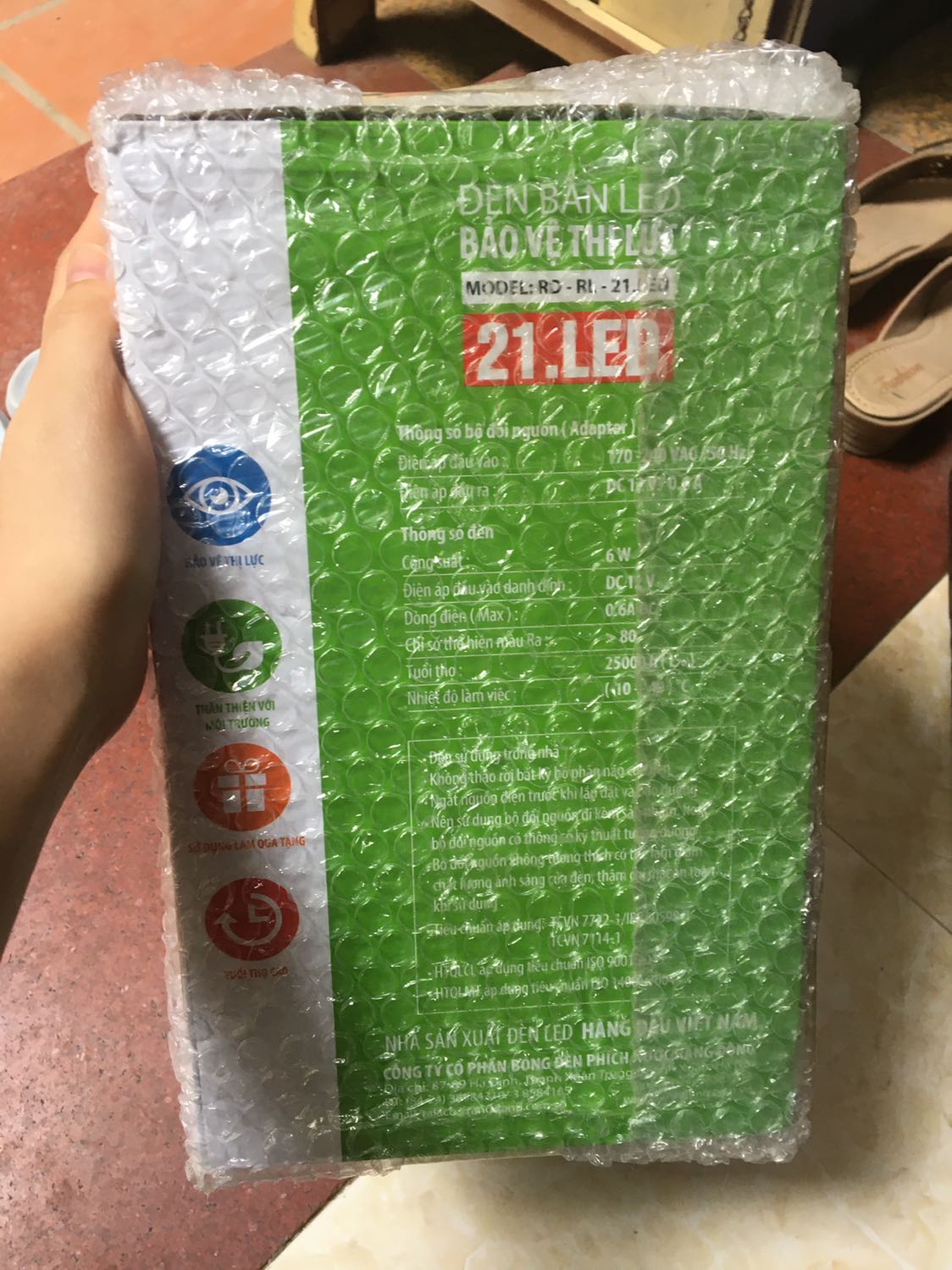 Mình dùng sp đc 1 tháng và có nhận xét sau:
Ưu điểm: đẹp, nhẹ, cảm ứng ban đầu chưa nhạy lắm nhưng dùng 1 thời gian thấy ok hơn hẳn. Có 3 màu với 5 mức độ sáng. Mức sáng nhất mình thấy ổn, đủ để học bài đọc sách mà k cần bật thêm đèn khác. Thân đèn dẻo nên có thể điều chỉnh cao thấp nha. Tem mác đầy đủ. Giá cả quá phải chăng.
Nhược điểm: cái viền kim loại quanh nút cảm ứng lỏng lẻo, nhấc lên đc luôn (như ảnh). Ban đầu chỉnh tăng giảm nó cứ lập bập hơi khó chịu xíu nhưng r cũng thấy bt :))
Nchung ưng ý. Ủng hộ sp Việt chất lượng ntn. Cảm ơn tiki và nhà cung cấp.