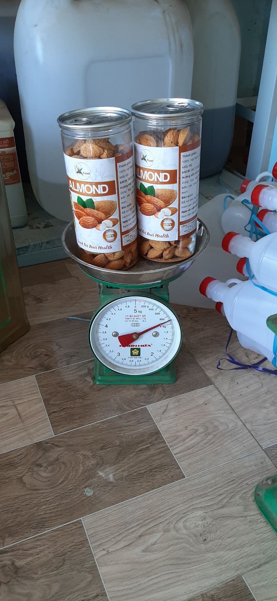 Làm ăn bố ***, lừa đảo khách hàng. 
Đăng bán thì ghi 1kg mà lúc giao lại giao hộp 450g cho khách hàng.
Hẳn là CÔNG TY TNHH SAO KHUÊ NICE.
Luôn nhé, cty mà làm ăn còn lừa dối sao khá lên nổi. 
tẩy chay vì sự lừa dối khách hàng.
Bữa trước khi đặt hàng xong, vài ngày vào thì thấy có bình luận bảo hộp 450g nên lúc giao mình khui ra cân luôn. thì đúng 450g thật. nghĩ chú giao hàng thấy thương nên nhận chứ ko là ko muốn lấy rồi. 
chẳng nhẽ bom hàng.
mà cái này có bom cũng đúng đó.
các bạn cẩn thận đặt hàng chỗ này nhé