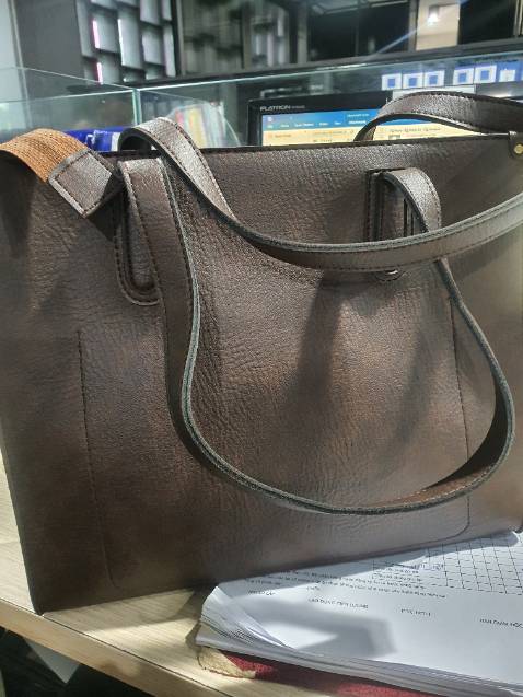 Với giá sale thì hàng quá ổn áp, túi to, rộng, đường may tỉ mỉ, chắc chắn. Nhưng nếu để nguyên giá thì chưa được xứng đáng. Hi, Hàng đóng gói cẩn thận, bao bì đẹp. Nhân viên giao hàng thân thiện.