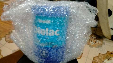 Hài lòng về dịch vụ, chất lượng sản phẩm của Tiki. Tiki giao hàng nhanh, đóng gói cẩn thận nhiều lớp chống sốc (mình đã khui ra chút), shipper thân thiện, có gọi báo đầy đủ. Sữa hương vị thơm ngon, cháu mình rất thích.; sữa của Vinamilk thì quá uy tín rồi.