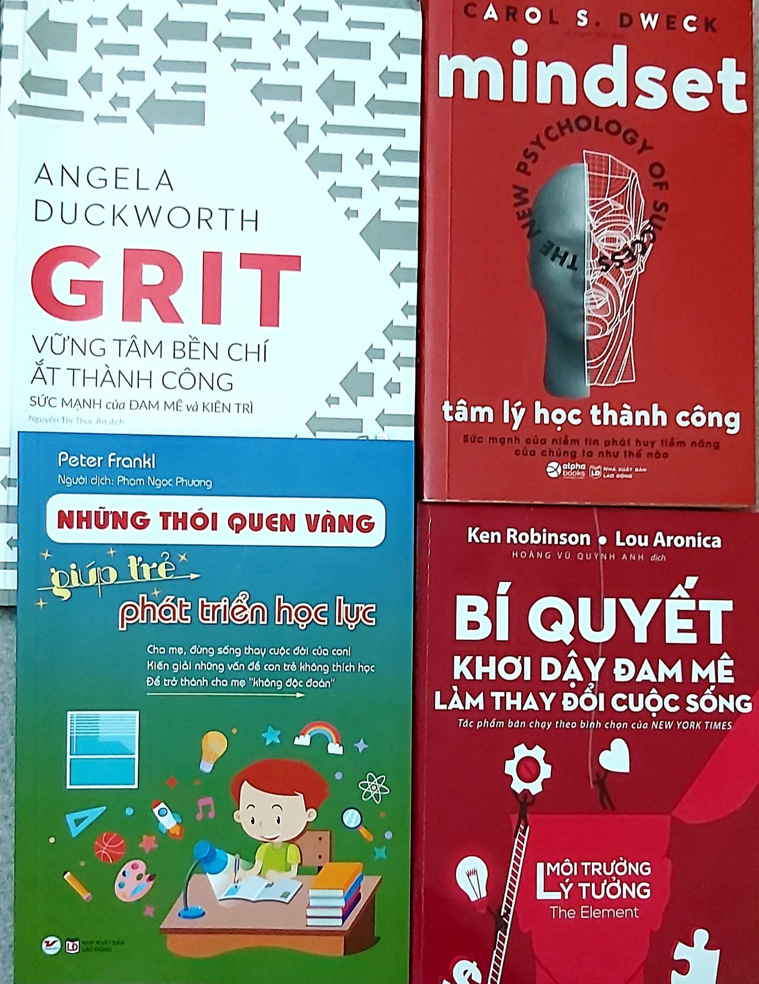 "Theo Peter Frankl mỗi em bé đều là duy nhất, vì thế khi nuôi dạy và tập trung phát triển năng lực của bé, hãy nhớ rằng: Đừng so sánh con mình với con người khóc bởi mọi sự so sánh đều là khập khiễng. Để không tạo sức ép cho con và cho chính bản thân mình, hãy lấy chính con mình làm cột mốc và đánh giá sự phát triển của con, so với chính con tuần trước, tháng trước, năm trước. Cải khó nhất đối với những đứa trẻ là việc cho mẹ liên tục thay đổi phương châm giáo dục. Con bạn nhất định sẽ bất an về điều đó. Ví dụ, sau khi xem chương trình ti vi, bọn bắt con mình học tiếng Anh vì nghĩ rằng tương lai sau này chúng rất cần tới tiếng Anh. Khoảng hai tháng sau, do bị ảnh hưởng bởi một cuốn sách, bạn bắt con bỏ học tiếng Anh để học tiếng Nhật. Hai tháng sau nữa, bạn lại bắt con bỏ tất cả để học Toán vì cho rằng, nếu vững vàng môn Toán sẽ " dễ sống " trong thời đại 4.0. Vậy thì con bạn liệu có hạnh phúc không?"
Mình biết được quyển sách này qua thầy giáo dạy toán của con, nhìn qua ko mấy ấn tượng về hình thức sách. Nhưng nội dung sách đã làm mình thay đổi cách để đồng hành cùng con. Sách hay, phụ huynh nên đọc.