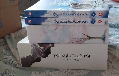Giao nhanh. Sản phẩm đúng. Mặc dù df ko đáng kể nhưng mình mong trong những lần mua tiếp theo Tiki sẽ đóng gói kĩ càng hơn. Lần này mở hộp ra chỉ có mỗi sách,không bọc chống sốc gì cả, quãng đường từ HCM ra HN may mà ko có móp gì. Nói chung là vẫn ổn❤️‍🔥 (Thừa 1 bm tập 3)