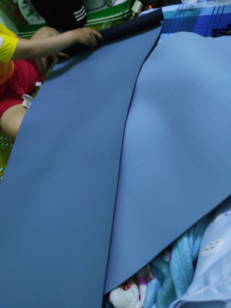 mình đặt 2 thảm đều là xanh coban, uh thì màu khác nhau thôi k bàn đến, nhưng tại sao cái màu nhạt hơn lại cũ hơn thế? về chất, thật sự nó bị gập cuộn, kiểu như gãy ở dưới hình, mình có cố cũng k thể làm thẳng, hơn nữa k phải mỗi chỗ đó, nhưng chỗ khác của thảm cũng bị dấu ấn đè, chèn gây móp thảm, thật sự mình mua mới mà như kiểu thảm cũ này mình xin thua! cái thảm còn lại thì mới y, màu cũng đậm nữa. dây và túi đầy đủ. shop có kèm theo card để k hài lòng thì gọi or nt cho shop trc, nhưng qua vài h thì gọi k nghe và nt k trả lời, xl mình k quá thích thế ạ! mong có chính sách giải quyết sớm cho mình!