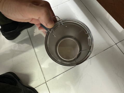 Đẹp, giữ nhiệt tốt. Điểm trừ là nắp đậy thiết kế hở, nếu biết trước tôi sẽ ko mua loại này. Thích nắp dậy kín để thuận tiẹn mang đi xa