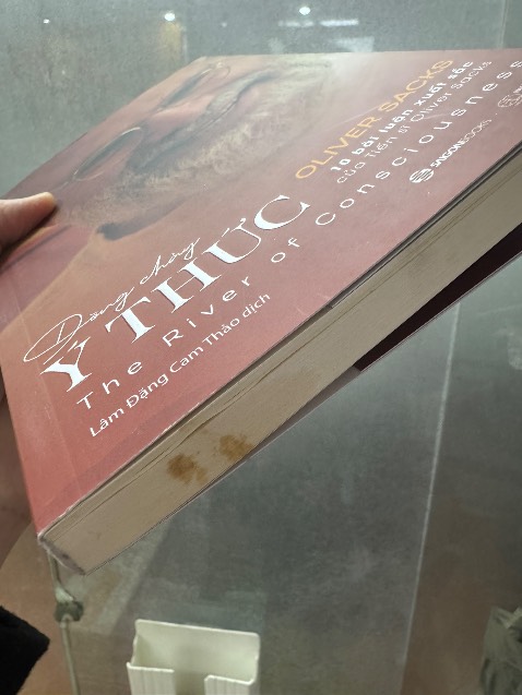 Mình mua sách để đi tặng mà sách thì có vệt bẩn troing như sách đã qua sử dụng vâyh