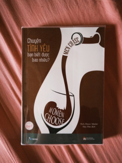 Mình thấy cuốn sách rất hay và thiết thực. Mình nghĩ đây là cuốn sách rất đáng đọc đặc biệt là chị em phụ nữ á, vì đơn giản là cuốn sách giải thích rất dễ hiểu về quá trình hình thành & phát triển tình yêu qua các giai đoạn.
Cuốn sách rất hay vì cung cấp kiến thức để mỗi người hiểu hơn về tình yêu và đặc biệt là hiểu hơn về bản thân mình. Từ đó hiểu tình yêu rộng hơn để thực sự có một cuộc sống vui vẻ và hạnh phúc. Sống một cuộc đời mà bản thân cảm thấy an lòng ấy.
“Tình yêu là quá trình phát triển bản thân của mỗi người.”
Tất cả những thắc mắc về tình yêu của mình nhiều năm qua đều dần tìm thấy câu trả lời khi đọc & suy ngẫm cuốn sách này đó mọi người.
Cuốn Nghệ thuật yêu của Erich Fromm hơi khó đọc nhưng cung cấp được hiểu biết tình yêu dưới góc nhìn triết học và tâm lý học. Còn cuốn này thì qua góc nhìn của sinh học & tiến hoá. Bổ sung cho nhau.
Cung cấp nhiều hiểu biết để suy ngẫm và áp dụng lắm á. Mong chị em phụ nữ tiếp cận được cuốn sách sẽ thật hạnh phúc và bình an 💙❤️🩹🕊️ Mình thấy cuốn sách rất hay và thiết thực. Mình nghĩ đây là cuốn sách rất đáng đọc đặc biệt là chị em phụ nữ á, vì đơn giản là cuốn sách giải thích rất dễ hiểu về quá trình hình thành & phát triển tình yêu qua các giai đoạn.
Cuốn sách rất hay vì cung cấp kiến thức để mỗi người hiểu hơn về tình yêu và đặc biệt là hiểu hơn về bản thân mình. Từ đó hiểu tình yêu rộng hơn để thực sự có một cuộc sống vui vẻ và hạnh phúc. Sống một cuộc đời mà bản thân cảm thấy an lòng ấy.
“Tình yêu là quá trình phát triển bản thân của mỗi người.”
Tất cả những thắc mắc về tình yêu của mình nhiều năm qua đều dần tìm thấy câu trả lời khi đọc & suy ngẫm cuốn sách này đó mọi người.
Cuốn Nghệ thuật yêu của Erich Fromm hơi khó đọc nhưng cung cấp được hiểu biết tình yêu dưới góc nhìn triết học và tâm lý học. Còn cuốn này thì qua góc nhìn của sinh học & tiến hoá. Bổ sung cho nhau.
Cung cấp nhiều hiểu biết để suy ngẫm và áp dụng lắm á. Mong chị em phụ nữ tiếp cận được cuốn sách sẽ thật hạnh phúc và bình an 💙❤️🩹🕊️