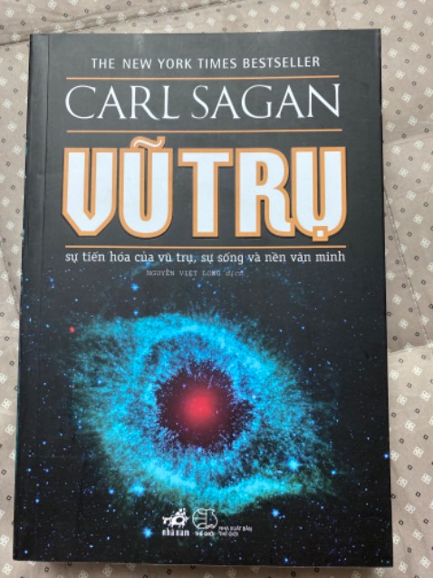 Đây là một trong những quyển sách về vũ trụ mình khá tâm đắc, tác giả đã nói về vũ trụ bằng những ngôn từ trữ tình khiến người đọc cảm thấy hứng thú và gần gũi. 
Tiki giao hàng rất nhanh, mình đặt hôm T4 mà thứ T5 đã nhận được hàng rồi.