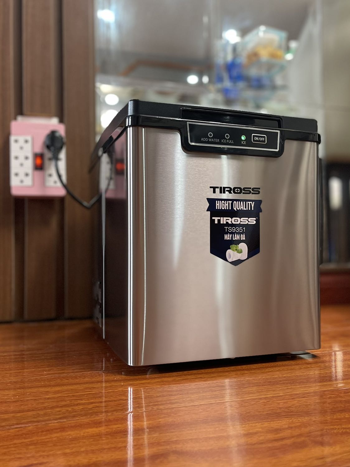 Trước khi mua mình đã xem qua các loại máy làm đá, hàng Trung Quốc nội địa thì có Conair/Hicon Xiaomi, giá rẻ hơn nhưng là nguồn hàng xách tay, phím điều khiển tiếng Trung Quốc, hàng Đức cao cấp hơn thì có Caso, nhưng giá khá cao. Cuối cùng mình chọn Tiross, giá ok và quan trọng là phân phối chính hãng nên mua yên tâm hơn. Những mẻ đầu máy làm đá chậm, mỏng, về sau sẽ nhanh hơn, đá dày hơn. Điểm trừ là máy ko có tính năng giữ nhiệt, đá làm ra phải chuyển qua trữ tủ lạnh nếu không sẽ nhanh tan. Với nhu cầu sử dụng ít người thì mình hài lòng với cái máy này.