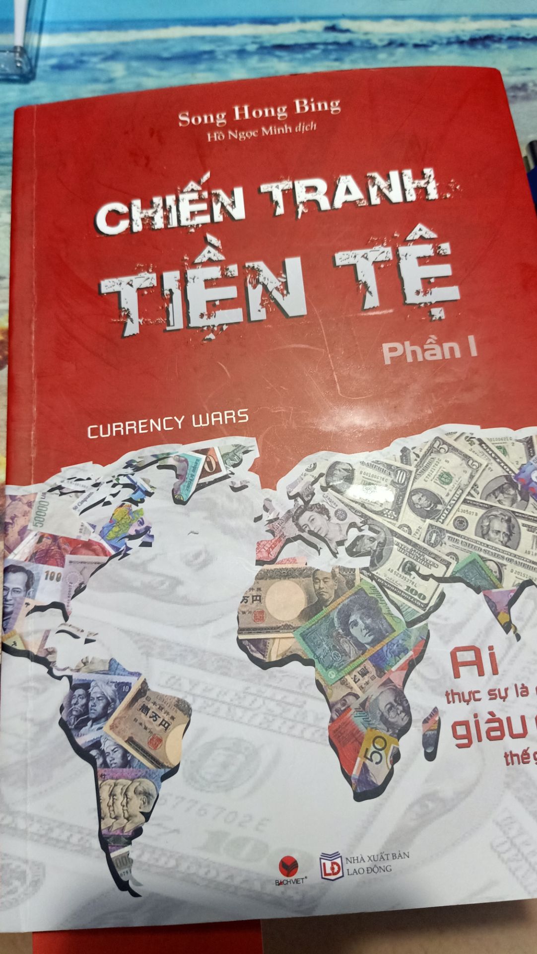 sách dày đẹp, nhận đc cả bọc rất oki. Nội dung cũng rất cuốn. Tuy nhiên có rất nhiều lỗi đánh chứ, đọc khó chịu cực kỳ. Check lỗi đánh chữ là việc tối thiểu khi phát hành sách mà đọc cảm giác nhà xuất bản ko check luôn.