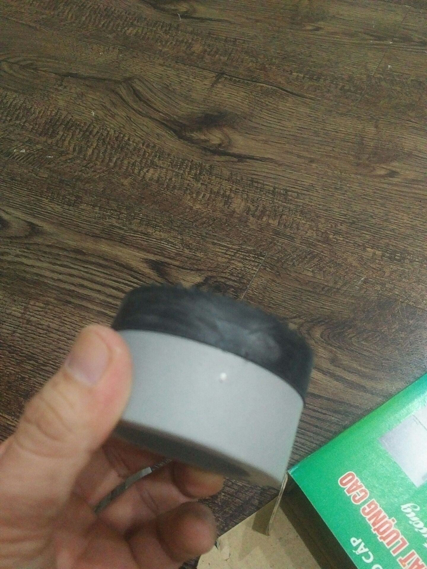 không như quảng cáo, sản phẩm không có thương hiệu. sản phẩm sử dụng là nhựa chết. sản phẩm không thể sử dụng