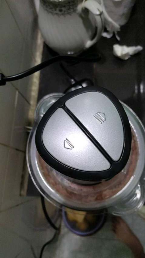 hàng xịn có khác, nhận hàng là tui ưng quá trời luôn. lưỡi dao sắc, cối xay bằng thủy tinh chắc chắn, động cơ nhẹ êm, bảo hành 24tháng. shop tư vấn rất nhiệt tình. tui xay thịt làm chả rồi, nhuyễn lắm mọi người ạ. sẽ ủng hộ shop thêm