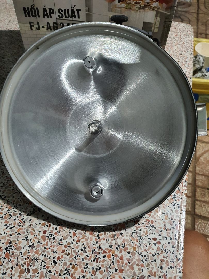 nắp móp 1mm, quai bể 1 miếng nhỏ khoảng 3mm. tình trạng khoảng 97%. tuy đóng gói rất kỹ nhưng không hiểu sao lại bị như vậy. nhưng nói chung hàng đúng tầm giá