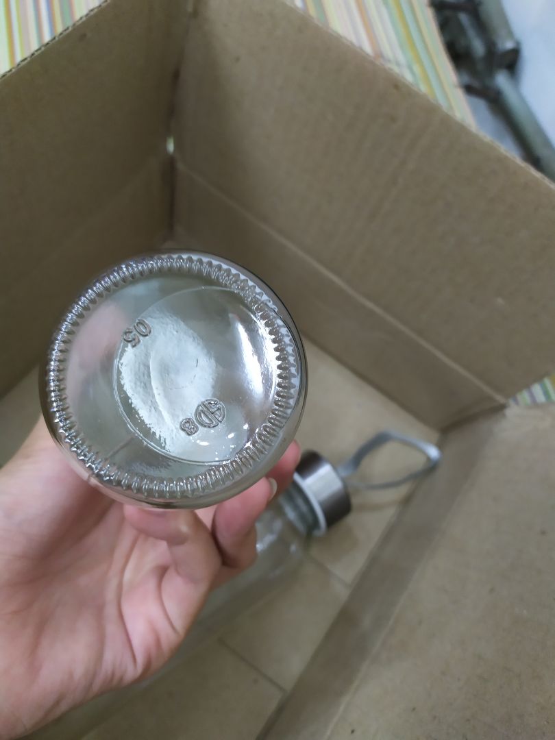 Chất lượng sản phẩm rất tệ, đáy bình bị lỗi, nắp thì bị gỉ sét, gói hàng sơ sài, mua cùng hộp tăm nha khoa thì bị đổ vung *** trong thùng, không có xốp chống va đập. Đồng ý giá rẻ thì không quá đòi hỏi về chất lượng, nhưng bị gỉ sét như thế này thì không thể chấp nhận được. Giao hàng chậm. Tiki nên chọn lọc kĩ nhà phân phối để hợp tác. chưa bao giờ mua hàng trên Tiki mà thất vọng đến vậy!!!