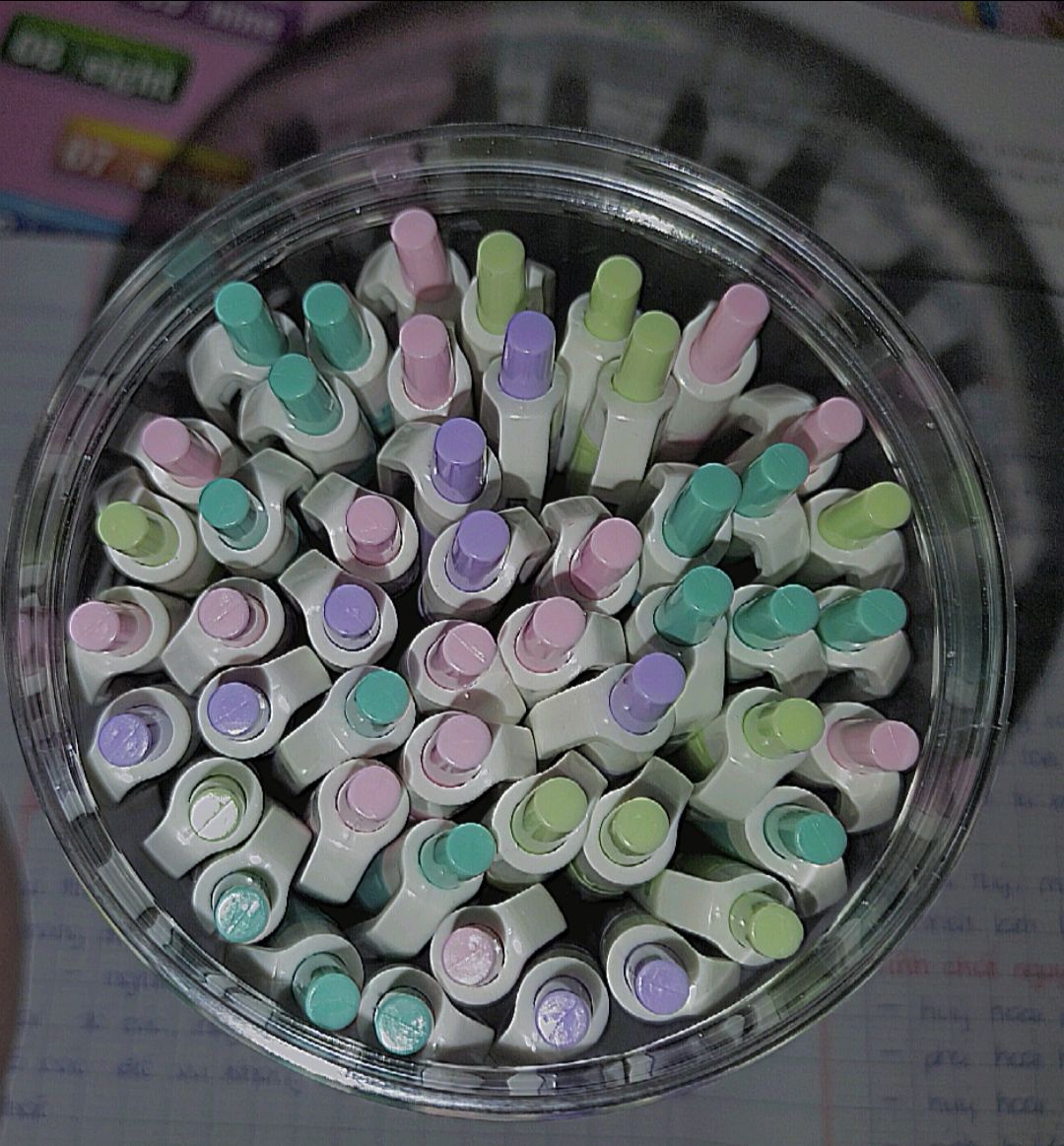 bút viết rất mượt và nét mực to, đều, đẹp lắm ạ. Rất đáng mua🖤